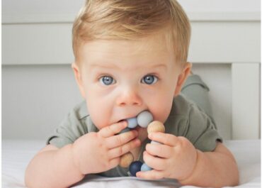 Baby met bijtring met houten en siliconen kralen blauw ( ombre blue )