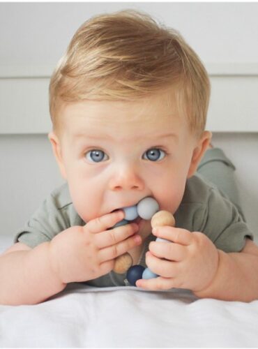 Baby met bijtring met houten en siliconen kralen blauw ( ombre blue )