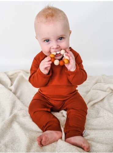 Baby met bijtring met houten en siliconen kralen in aardetinten ( ombre clay )