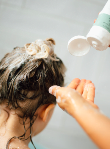 Natuurlijke voedende shampoo voor baby en kind van het merk Naïf
