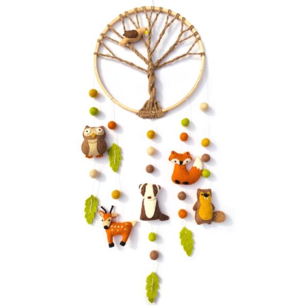 Fairtrade dromenvanger met de levensboom en bosdiertjes van vilt: uil, hert, das, vos, bever en vogel
